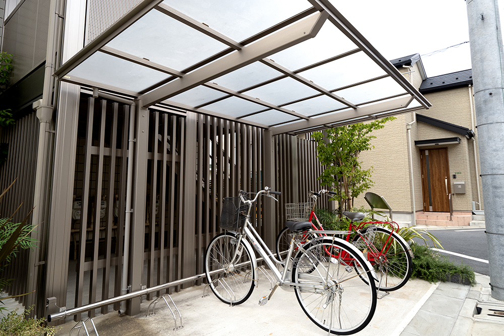 隣家との間に自転車置き場  外から見えにくいという利点を活かして自転車置き場だけでなく、物干しを設置すれば屋根付きの洗濯物干し場として活躍します。